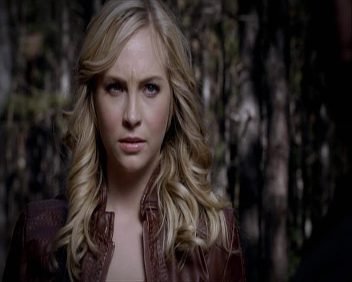 VampireDiariesWorld-dot-org_Seizoen2-DVDExtras-PagesOfTheWolf-HowlingAtTheMoon0075.jpg
