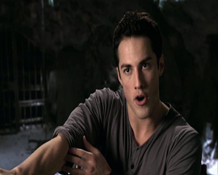 VampireDiariesWorld-dot-org_Seizoen2-DVDExtras-PagesOfTheWolf-HowlingAtTheMoon0129.jpg