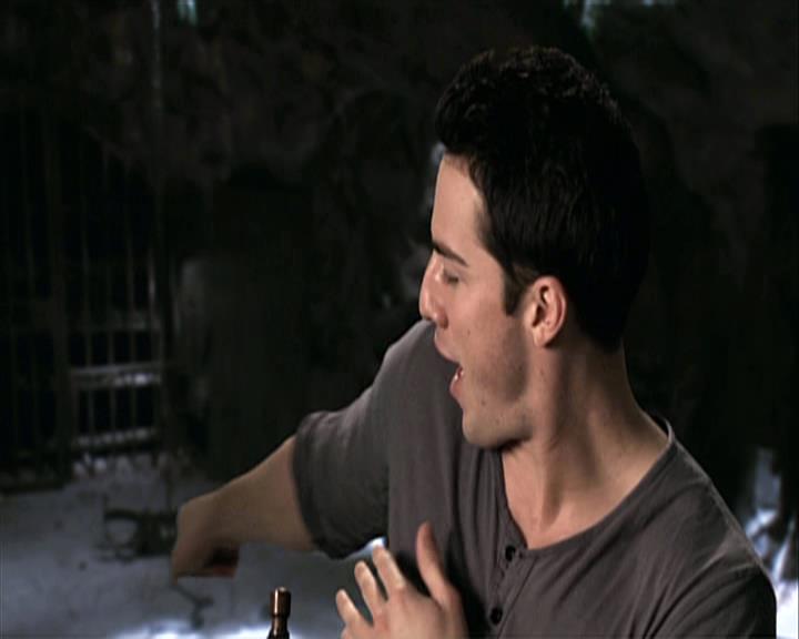 VampireDiariesWorld-dot-org_Seizoen2-DVDExtras-PagesOfTheWolf-HowlingAtTheMoon0131.jpg