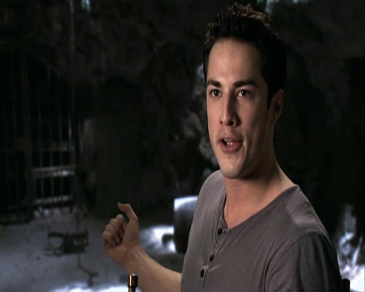 VampireDiariesWorld-dot-org_Seizoen2-DVDExtras-PagesOfTheWolf-HowlingAtTheMoon0141.jpg