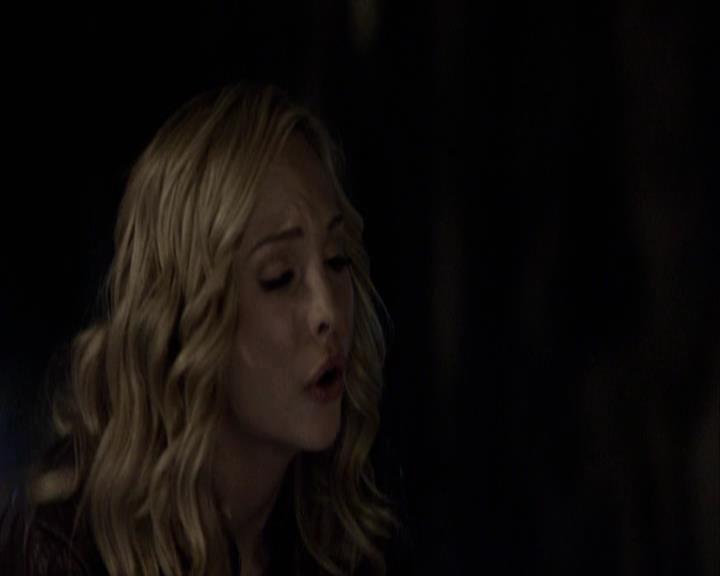 VampireDiariesWorld-dot-org_Seizoen2-DVDExtras-PagesOfTheWolf-HowlingAtTheMoon0280.jpg