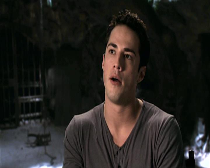 VampireDiariesWorld-dot-org_Seizoen2-DVDExtras-PagesOfTheWolf-HowlingAtTheMoon0325.jpg