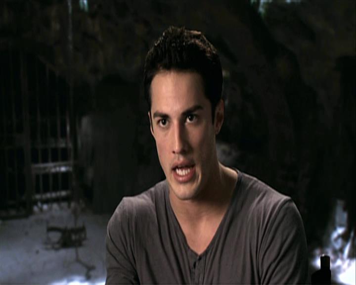 VampireDiariesWorld-dot-org_Seizoen2-DVDExtras-PagesOfTheWolf-HowlingAtTheMoon0328.jpg