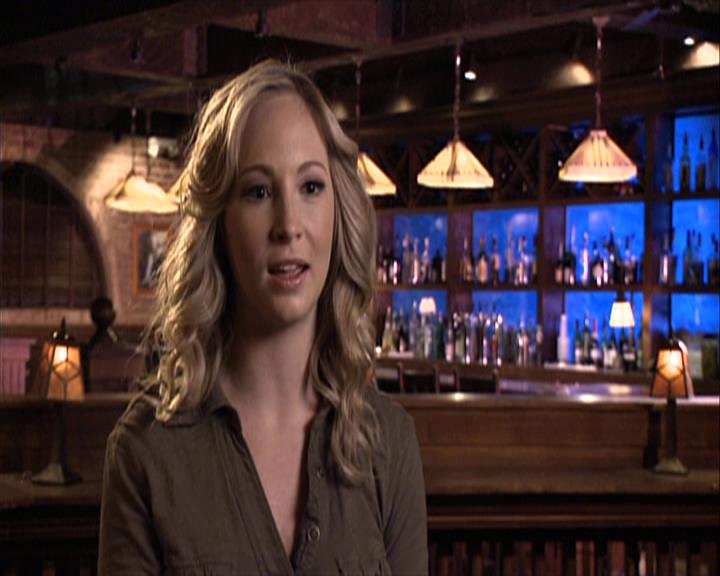 VampireDiariesWorld-dot-org_Seizoen2-DVDExtras-PagesOfTheWolf-HowlingAtTheMoon0334.jpg