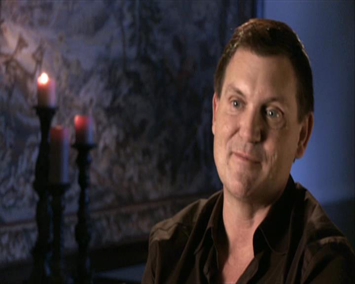 VampireDiariesWorld-dot-org_Seizoen2-DVDExtras-PagesOfTheWolf-HowlingAtTheMoon0379.jpg