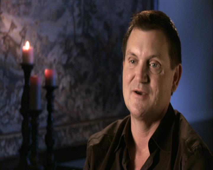 VampireDiariesWorld-dot-org_Seizoen2-DVDExtras-PagesOfTheWolf-HowlingAtTheMoon0383.jpg