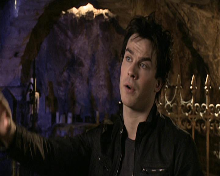VampireDiariesWorld-dot-org_Seizoen2-DVDExtras-PagesOfTheWolf-TheMythAndTheMystery0077.jpg