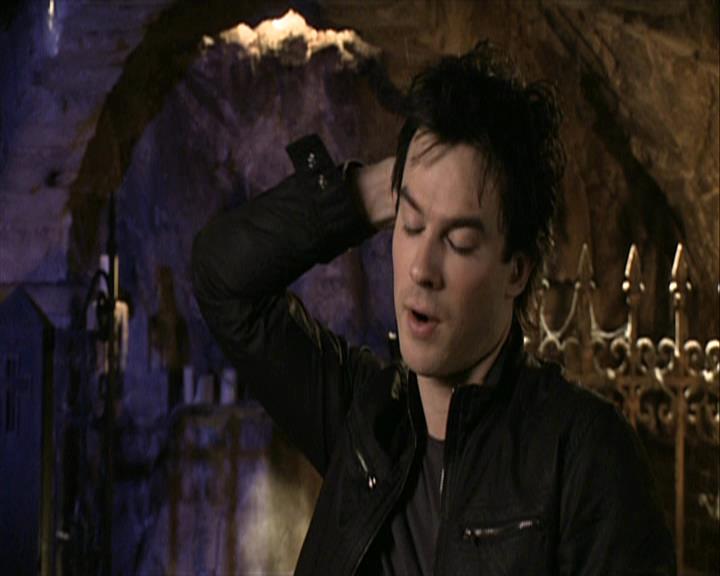 VampireDiariesWorld-dot-org_Seizoen2-DVDExtras-PagesOfTheWolf-TheMythAndTheMystery0078.jpg