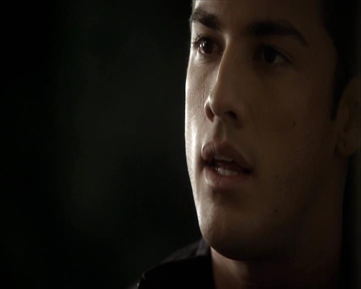 VampireDiariesWorld-dot-org_Seizoen2-DVDExtras-PagesOfTheWolf-TheMythAndTheMystery0086.jpg