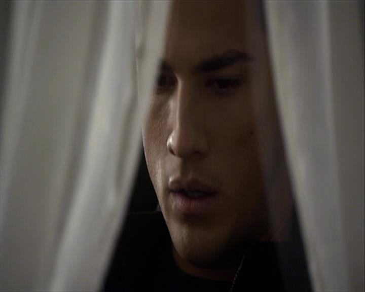 VampireDiariesWorld-dot-org_Seizoen2-DVDExtras-PagesOfTheWolf-TheMythAndTheMystery0099.jpg