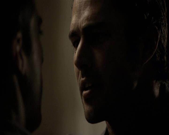 VampireDiariesWorld-dot-org_Seizoen2-DVDExtras-PagesOfTheWolf-TheMythAndTheMystery0130.jpg