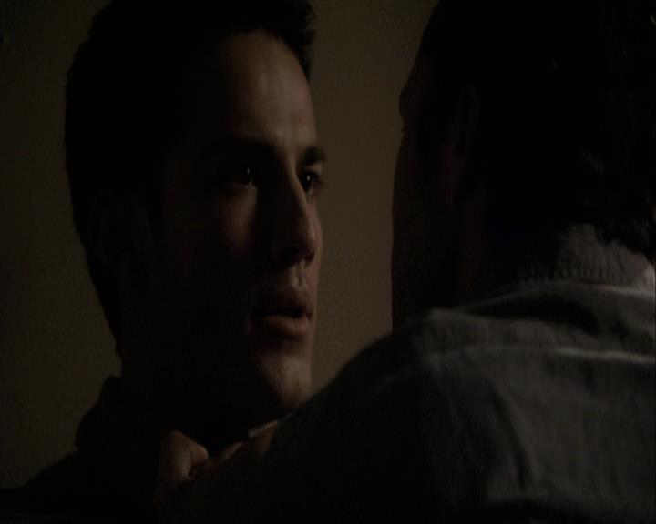 VampireDiariesWorld-dot-org_Seizoen2-DVDExtras-PagesOfTheWolf-TheMythAndTheMystery0131.jpg