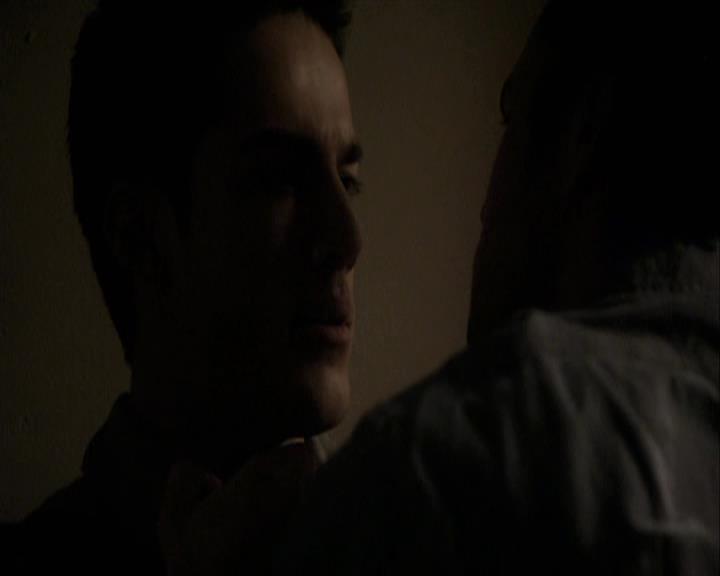 VampireDiariesWorld-dot-org_Seizoen2-DVDExtras-PagesOfTheWolf-TheMythAndTheMystery0132.jpg