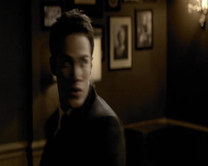 VampireDiariesWorld-dot-org_Seizoen2-DVDExtras-PagesOfTheWolf-TheMythAndTheMystery0150.jpg