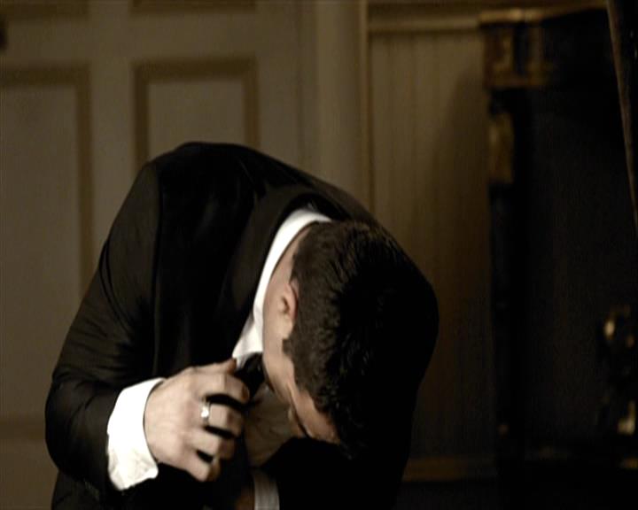 VampireDiariesWorld-dot-org_Seizoen2-DVDExtras-PagesOfTheWolf-TheMythAndTheMystery0160.jpg