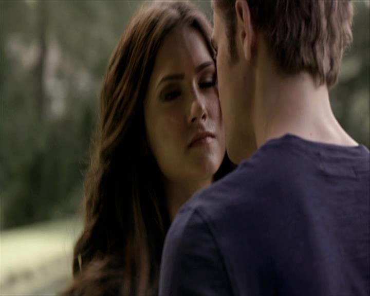 VampireDiariesWorld-dot-org_Seizoen2-DVDExtras-ThePerfectLoveTriangle-VampiresWerewolvesWitches0003.jpg