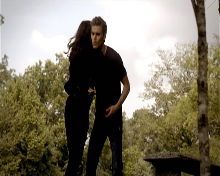 VampireDiariesWorld-dot-org_Seizoen2-DVDExtras-ThePerfectLoveTriangle-VampiresWerewolvesWitches0004.jpg