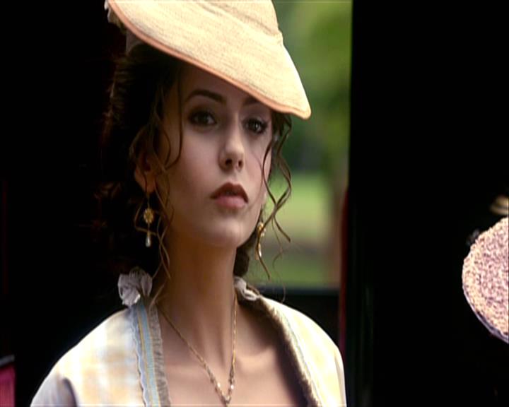 VampireDiariesWorld-dot-org_Seizoen2-DVDExtras-ThePerfectLoveTriangle-VampiresWerewolvesWitches0050.jpg