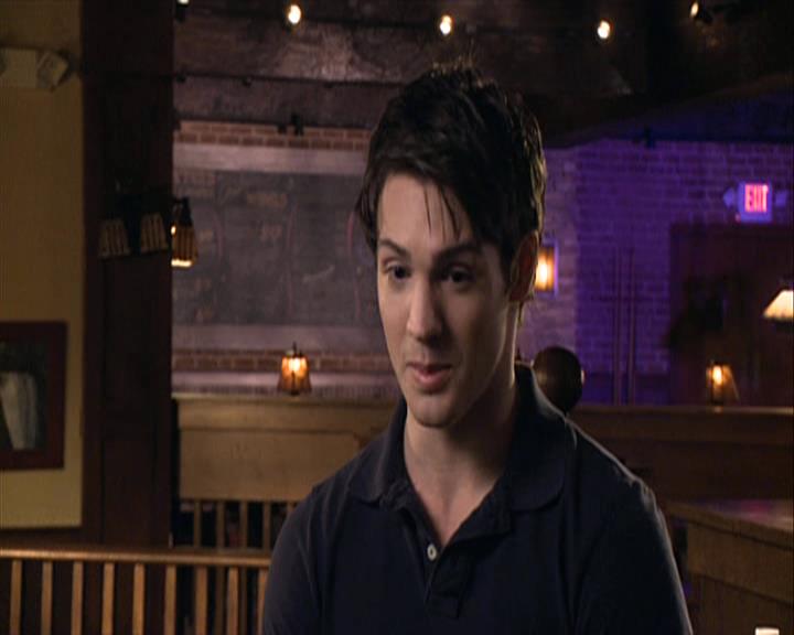 VampireDiariesWorld-dot-org_Seizoen2-DVDExtras-ThePerfectLoveTriangle-VampiresWerewolvesWitches0153.jpg
