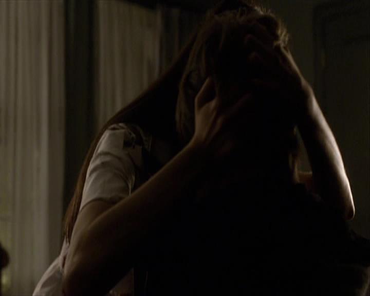 VampireDiariesWorld-dot-org_Seizoen2-DVDExtras-ThePerfectLoveTriangle-VampiresWerewolvesWitches0166.jpg
