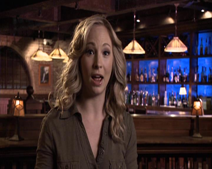 VampireDiariesWorld-dot-org_Seizoen2-DVDExtras-ThePerfectLoveTriangle-VampiresWerewolvesWitches0228.jpg