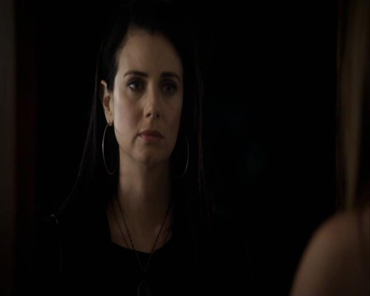 VampireDiariesWorld-dot-org_Seizoen2-DVDExtras-ThePerfectLoveTriangle-VampiresWerewolvesWitches0395.jpg