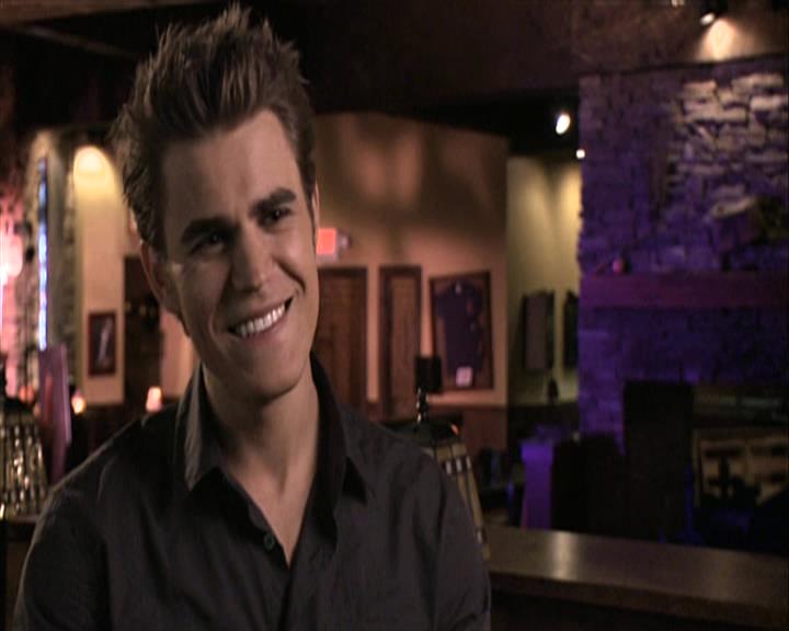 VampireDiariesWorld-dot-org_Seizoen2-DVDExtras-ThePerfectLoveTriangle-VampiresWerewolvesWitches0456.jpg