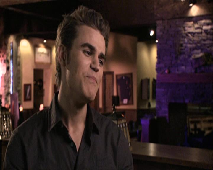 VampireDiariesWorld-dot-org_Seizoen2-DVDExtras-ThePerfectLoveTriangle-VampiresWerewolvesWitches0463.jpg