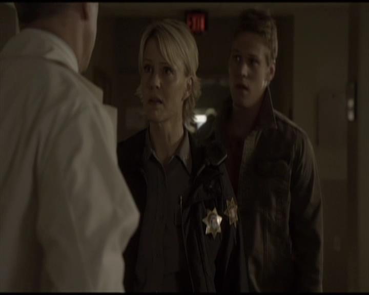 VampireDiariesWorld-dot-org_Seizoen2-DVDScenes-2x01TheReturn0037.jpg