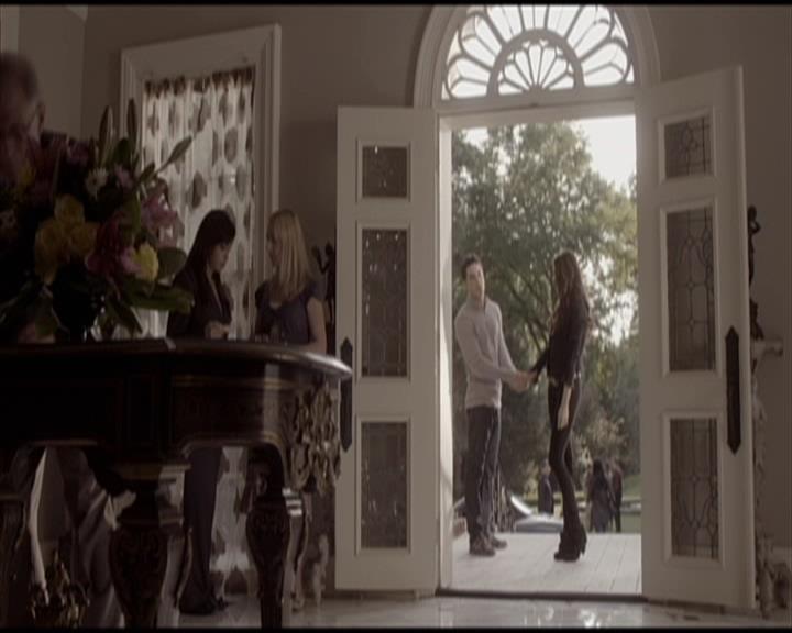 VampireDiariesWorld-dot-org_Seizoen2-DVDScenes-2x01TheReturn0190.jpg