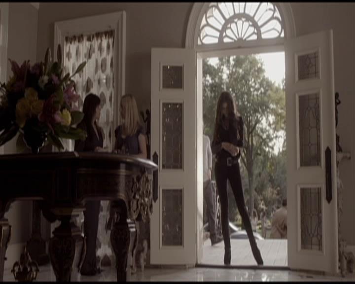 VampireDiariesWorld-dot-org_Seizoen2-DVDScenes-2x01TheReturn0197.jpg