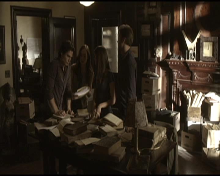VampireDiariesWorld-dot-org_Seizoen2-DVDScenes-2x03BadMoonRising0013.jpg VampireDiariesWorld-dot-org_Seizoen2-DVDScenes-2x03BadMoonRising0013.jpg