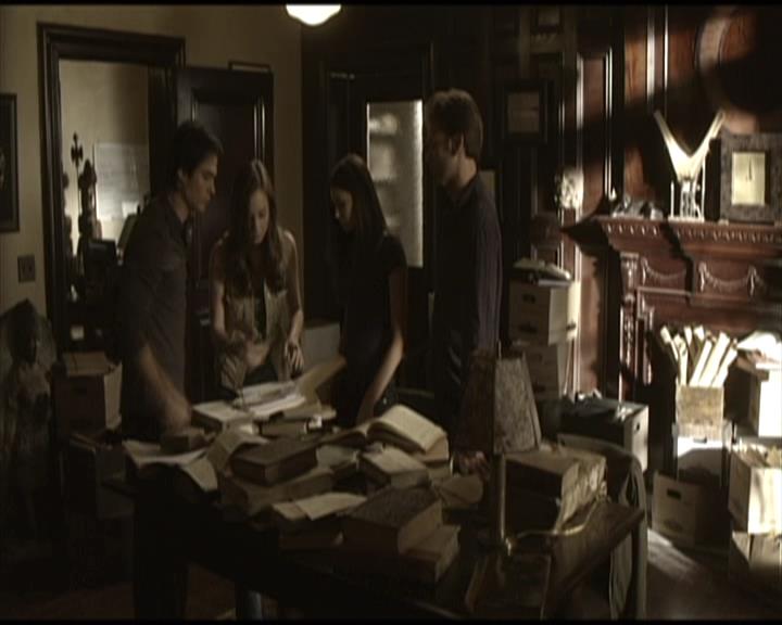 VampireDiariesWorld-dot-org_Seizoen2-DVDScenes-2x03BadMoonRising0015.jpg