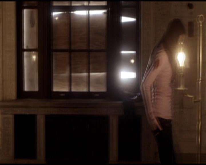 VampireDiariesWorld-dot-org_Seizoen2-DVDScenes-2x08Rose0024.jpg