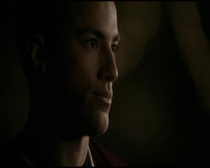 VampireDiariesWorld-dot-org_Seizoen2-DVDScenes-2x09Katerina0102.jpg
