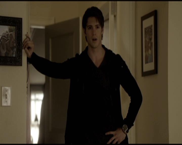 VampireDiariesWorld-dot-org_Seizoen2-DVDScenes-2x11ByTheLightOfTheMoon0011.jpg