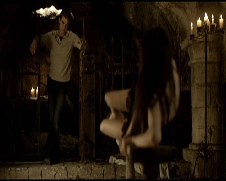VampireDiariesWorld-dot-org_Seizoen2-DVDScenes-2x11ByTheLightOfTheMoon0157.jpg