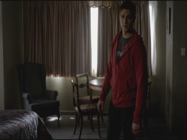VampireDiariesWorld-dot-org-S3TVD_3x19HeartOfDarkness0511.jpg