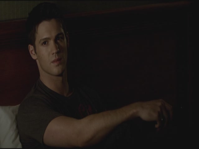 VampireDiariesWorld-dot-org-S3TVD_3x19HeartOfDarkness0982.jpg