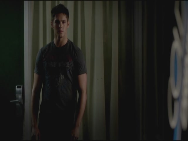 VampireDiariesWorld-dot-org-S3TVD_3x19HeartOfDarkness1430.jpg