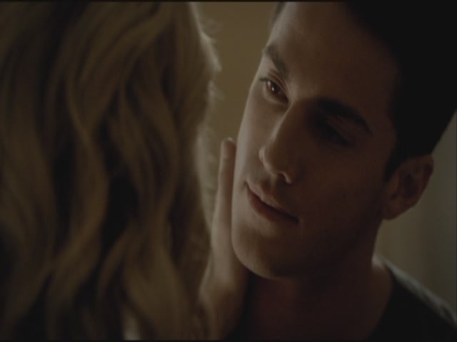 VampireDiariesWorld-dot-org-S3TVD_3x19HeartOfDarkness2125.jpg