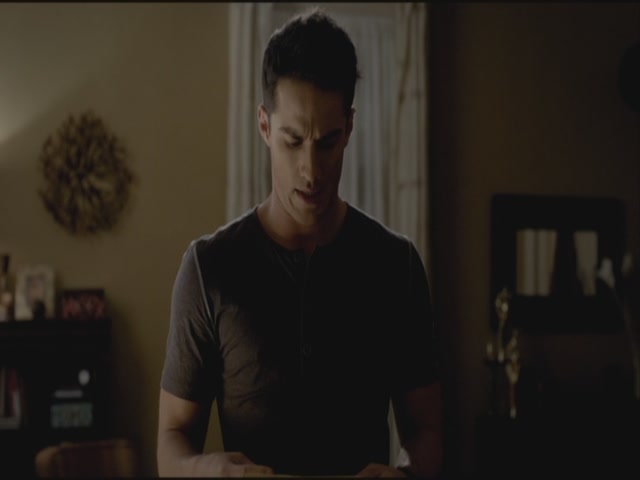VampireDiariesWorld-dot-org-S3TVD_3x19HeartOfDarkness2149.jpg