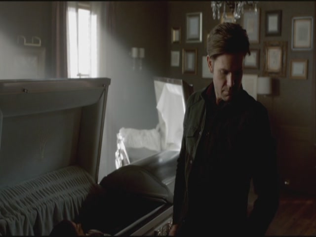 VampireDiariesWorld-dot-org-S3TVD_3x20DoNotGoGentle0145.jpg