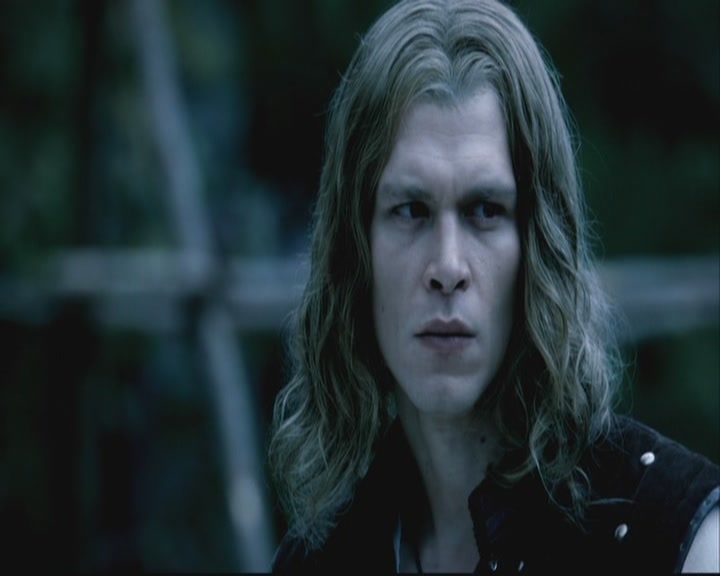 VampireDiariesWorld-dot-org-S3-TheOriginalVampireTheBeginning1027.jpg