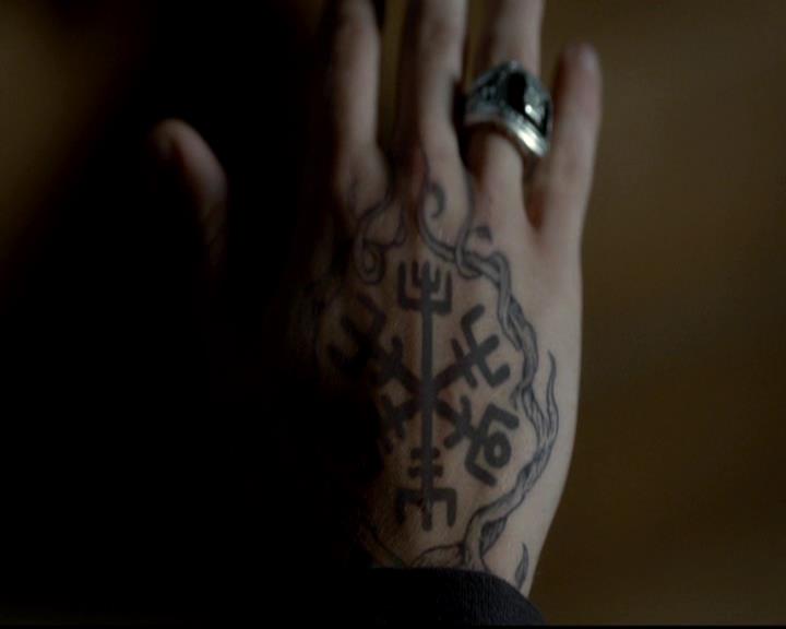 VampireDiariesWorld-dot-org_4x06WeAllGoALittleMadSometimes0537.jpg