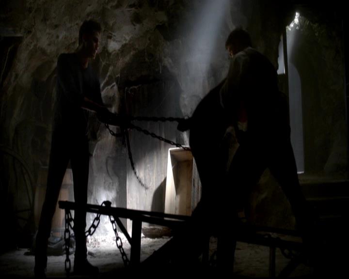 VampireDiariesWorld-dot-org_4x07MyBrothersKeeper0917.jpg