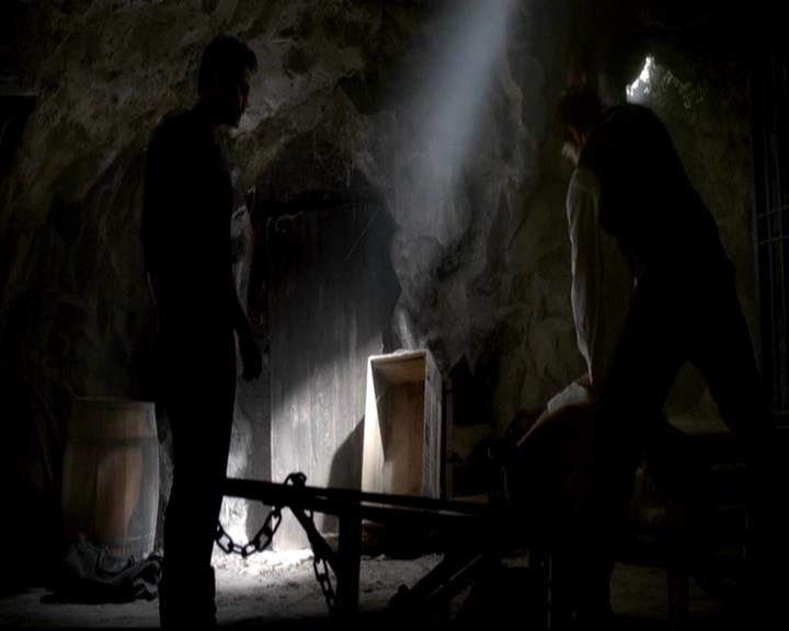 VampireDiariesWorld-dot-org_4x07MyBrothersKeeper0921.jpg