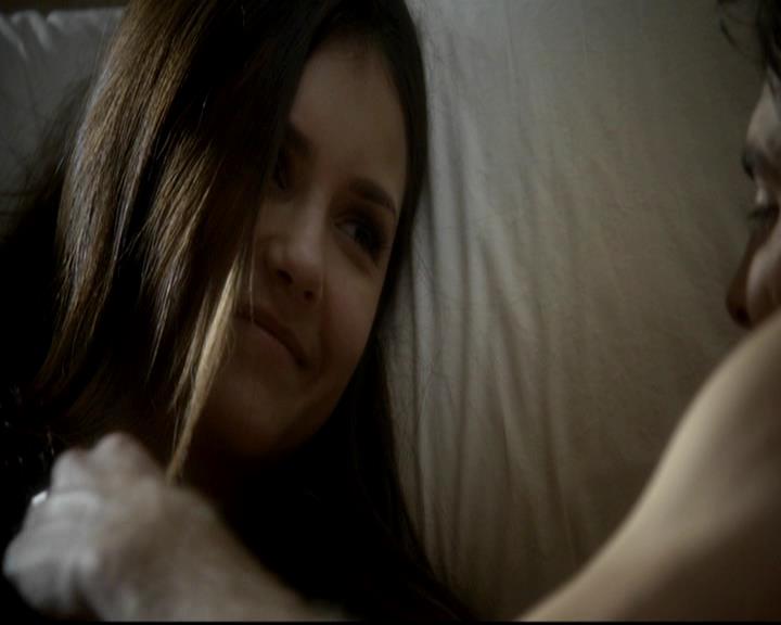 VampireDiariesWorld-dot-org_4x08WellAlwaysHaveBourbonStreet0038.jpg