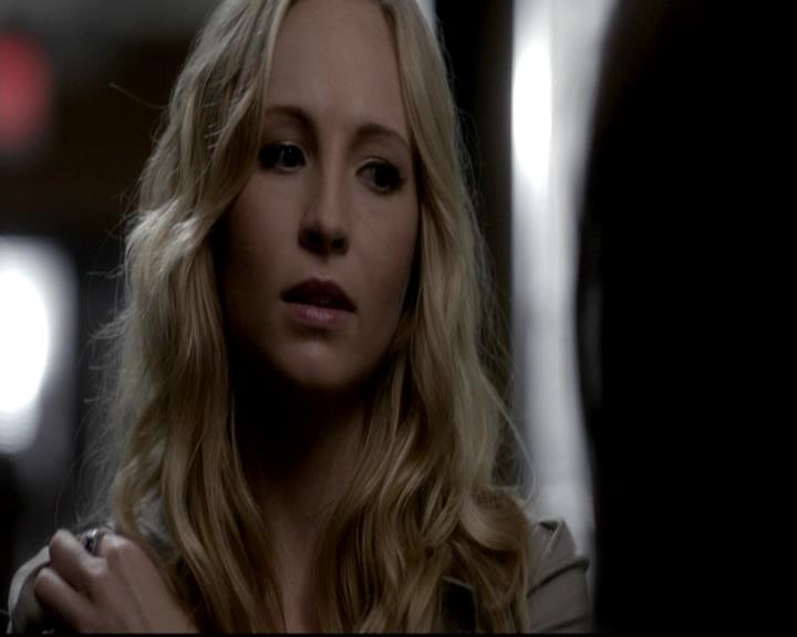 VampireDiariesWorld-dot-org_4x08WellAlwaysHaveBourbonStreet0346.jpg