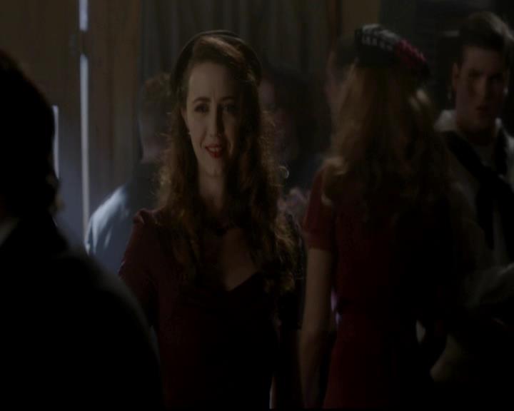 VampireDiariesWorld-dot-org_4x08WellAlwaysHaveBourbonStreet0937.jpg